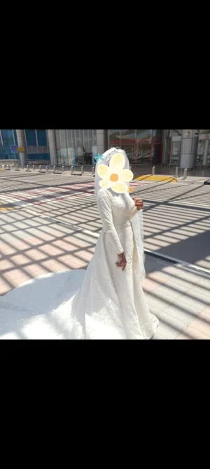 فستان زفاف أبيض لبس مرة واحدة فقط مع الطرحة والتاج .. تصميمه جدا شيك وراقى جدا