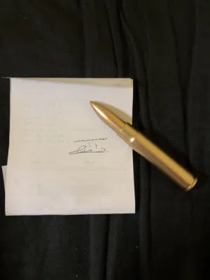 قلم حبر اسود على شكل رصاصة