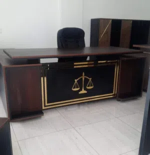 مكتب مدير   مع جانبية وادراج وطاولة هديه العرض لفترة محدودة من لامينيت للأثاث المكتبي