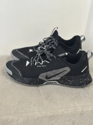 هذا الحذاء هو Nike Juniper Trail 3، وهو حذاء رياضي