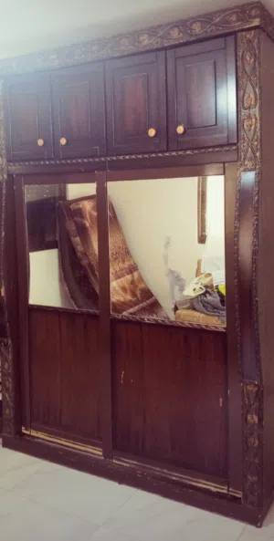 خزانه طابقين نضيفه مع كومدينه