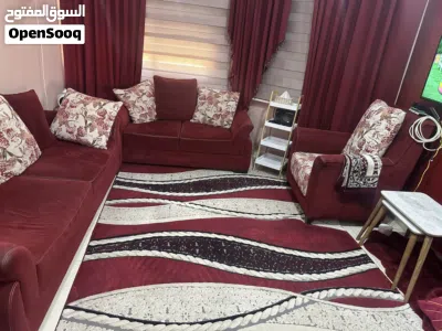 طقم كنب مستعمل بحاله جيده مع البرادي القماش الخمري (بدون الزيبرا ) والسجادة بحالة ممتازه 3