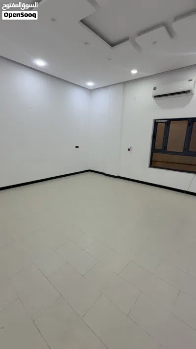 شقة طابق كامل شبه بيت ارضي معزول بناء حديث جداً نضيف ما مسكون تصلح للسكن والانشطة التجارية 2