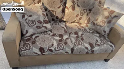 طقم كنب كامل للبيع مع طاوله الطقم بحاله جيده بس الفرش بده تنضيف 2