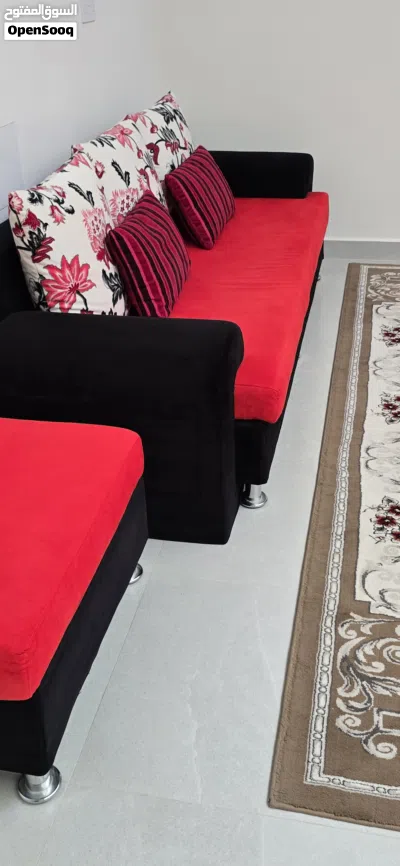 كنبه بألوان جميله مع طاوله وفرشة أرضيه للبيع 4