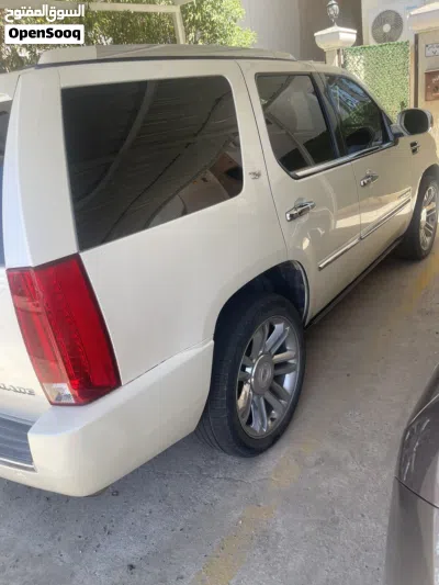 Cadillac Escalade Base 2