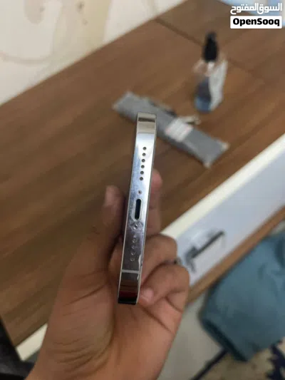 جهاز 13 برو ماكس محلي للبيع ، 256 قيقا ، شفره وحده ويقبل الكترونيه، مغير بطارية بس ويبي تغيير عظم بس 4