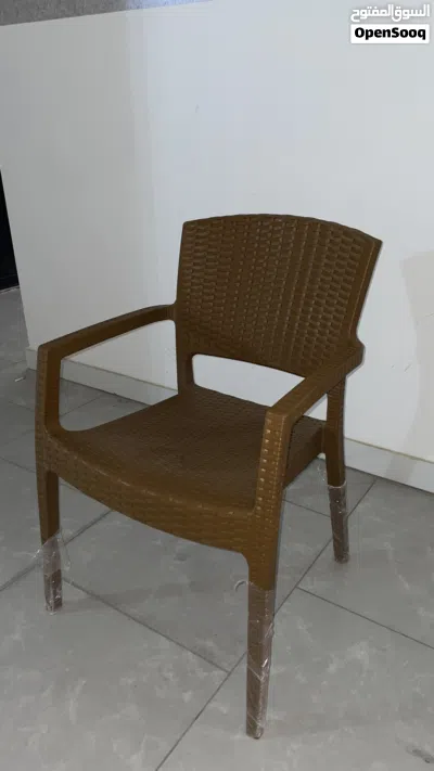 طقم خارجي 4 كراسي سيمبا مقواة مع طاولة مربعة - بحالة ممتازة / جديدة 3