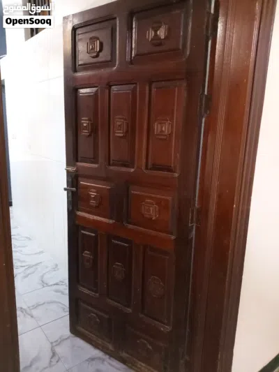 ابواب خشب احمر نظيفه جدآ 2