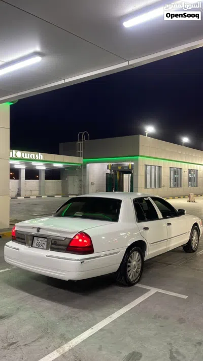 Ford Crown Victoria LX 2