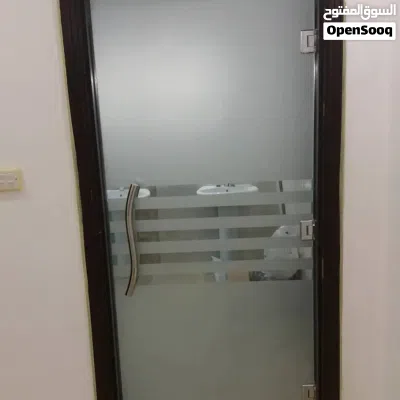تركيب زجاج سكريت وشاورات بكس ومرايات وطاولات الطعام 3