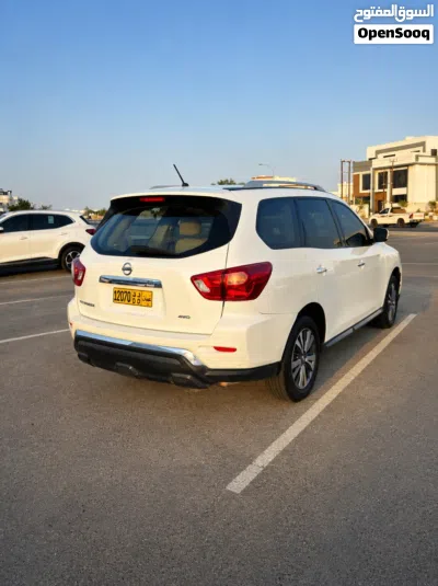 Nissan Pathfinder S 4