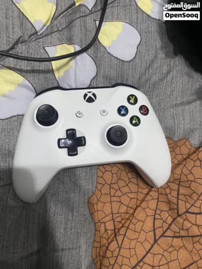 Xbox one in good condition with G293 (PC and Xbox compatible) with built in monitor with forza 5 3