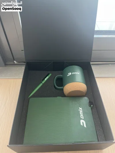 Gift box with a notebook mug and high quality pen عليه هدايا مع كوب و دفتر و قلم عالي الجودة 4