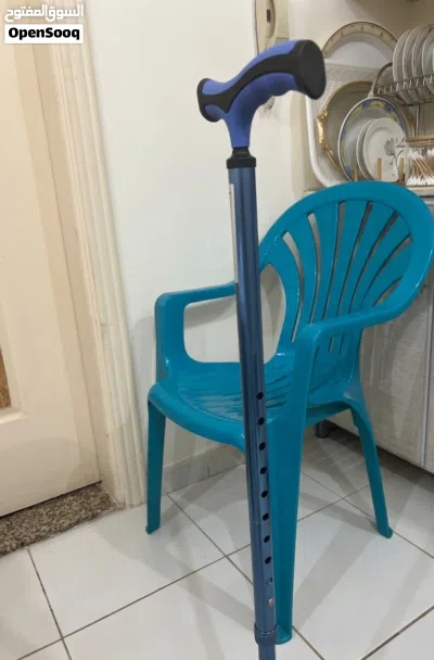 للبيع عكاز طبي معدني بقاعدة رباعية (حالة ممتازة) 3
