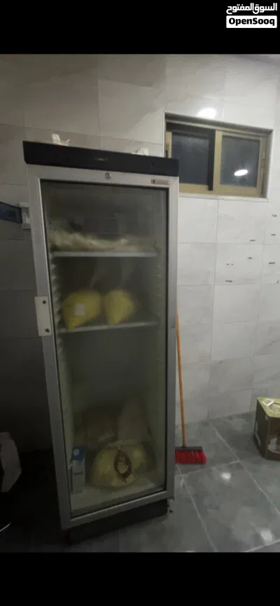 ثلاجة وطاولة البيع 2
