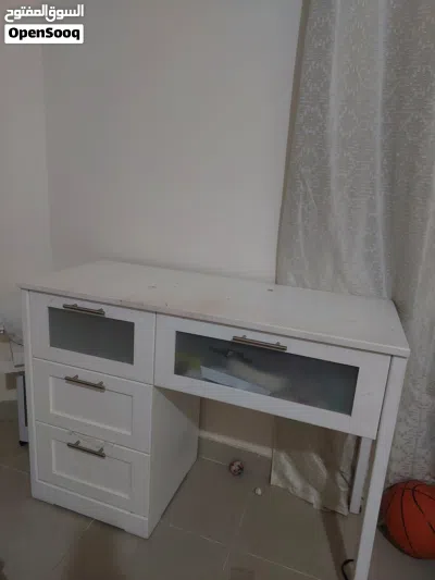 سرير ابيض كبير مع كومدينا 4