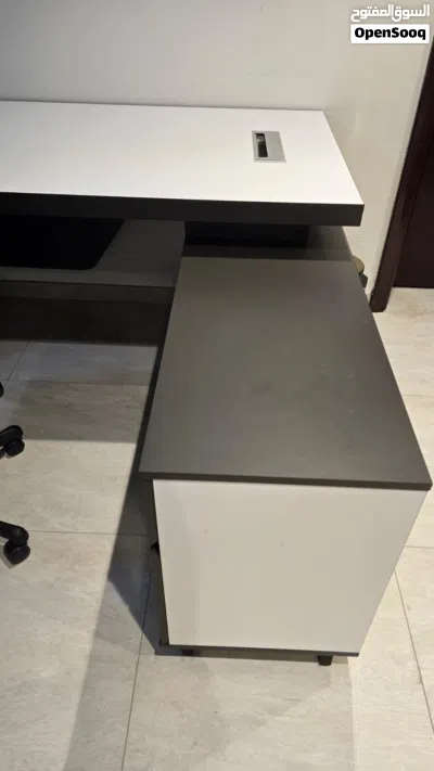 مكتب مع كرسي للبيع لسبب السفر 2