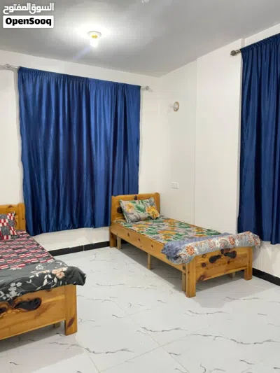 يوجد لدينا غرف عزابي مفروشه وغير مفروشه 3
