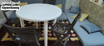طاولة مع 4 كراسي نفس الجديدة table with 4 chairs new condition 2