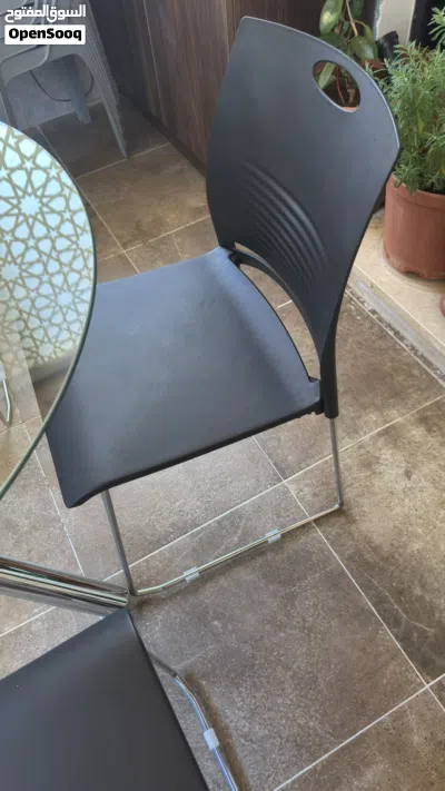 طاولة مع اربع كراسي 4