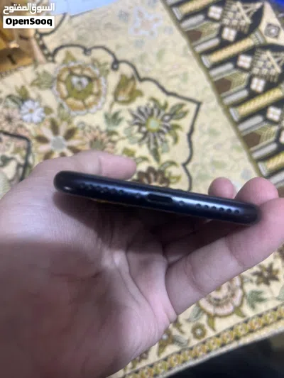 ايفون Se2 مستعمل و حالته كلش زينه و لونه اسود ذاكره 64 3