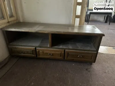 طقم طاولة وسط وجانبية عدد(2) و كونسول و وحدة تلفاز للبيع بسعر مغري 150دينار لجميع القطع خشب صولد 3