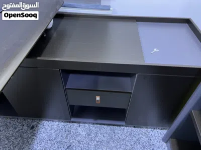 ميز مكتبي مستعمل نظيف كلش للبيع 2