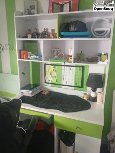 سرير مفرد و ربع و مكتب دراسي مع هدية بوكس يتعلق عل الحائط و كرسي مكتب . 2