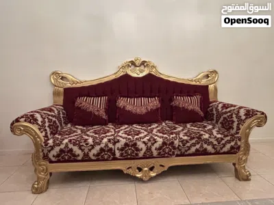 طقم كنب مجلس كلاسيكي فاخر مع الطاولات والمزهرية للبيع - جدة 3