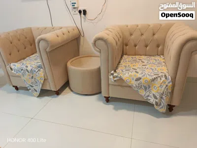 كنب شبه حديد بإستخدام بسيط مؤلف من 2 كنب كل واحدة تتسع ل 4 أشخاص + 2 كنب حجم صغير + طاولة دائرية 4