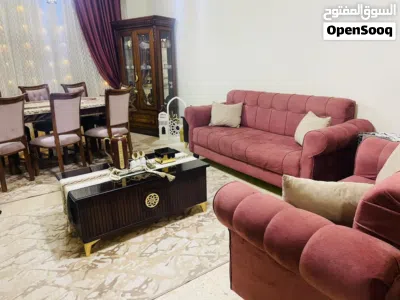 طقم كنبات لون فاخر تنجيد 100% استعمال بسيط مع طقم طربيزات فاخر لون جوزي بسبب الرحيل ممتاز جدا 3