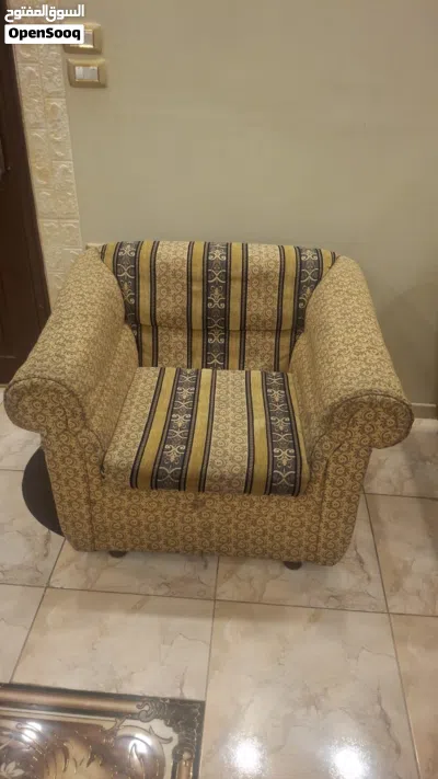 طقم كنب ثقيل فاخر للبيع ب خشب قوي من الانواع القديمه يصلح لغرفه الضيوف و يجي معو طاوله متناسقه 4