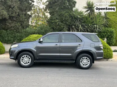 Toyota Fortuner SR5 4
