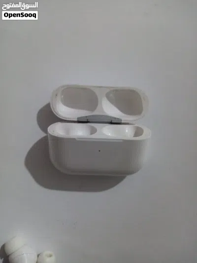 للبيع بحالة جيدة جدا Airpods pro 3