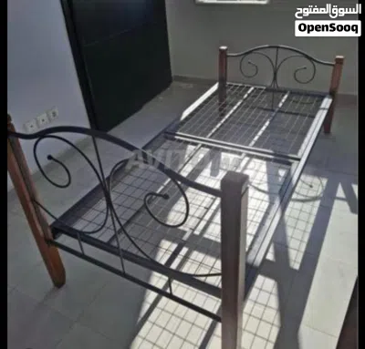 سرير حديد مستعمل مع ارجل خشبيه ومرتبه 2
