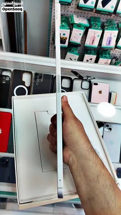 يوجد لدي ايبادات (برو M2 انش عدد2 بطاريه 92 + 90 13 inch طبعا ال ثنين مدخل خط شريحه ) و برو 2018 واي 3