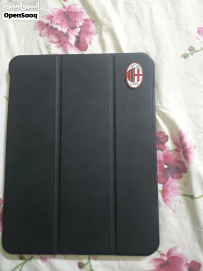 ipad pro m4 brand new it comes with apple keyboard and pen original keyboard 1700 aed I buy 4
