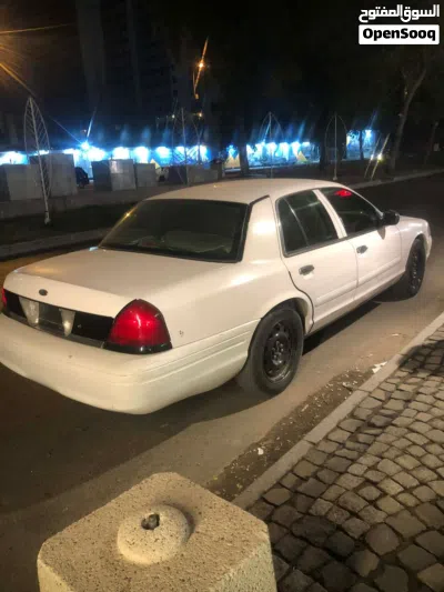 Ford Crown Victoria Base 2