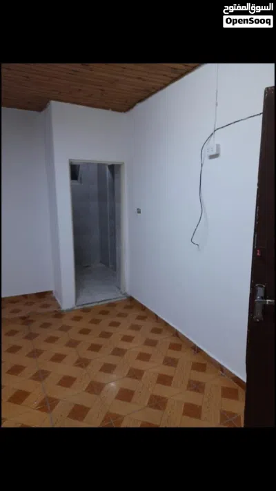 شقه روف صغيره فارغ للايجار 2