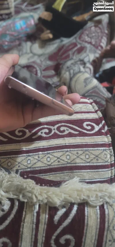 جلاكسي نوت عشرين الترا عرطه ذاكره 128 يشغل اي شريحه مستعمل نضيف فيه 3خطوط طوليه ماياثر ب 70ال 3