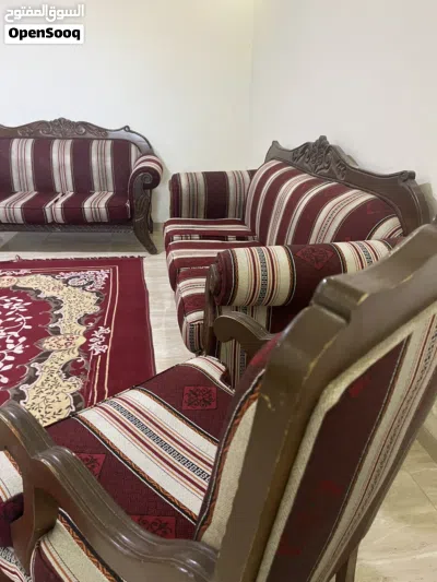 طقم كنب كلاسيك بحالة الوكالة - 7 مقاعد - نظافة توب 3