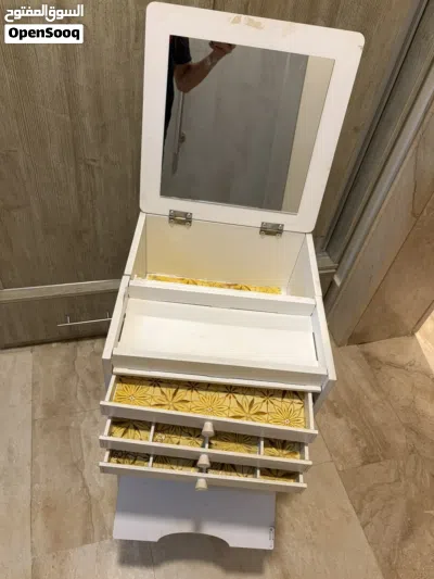 بوكس مكياج مع مراية استخدام نظيف 4