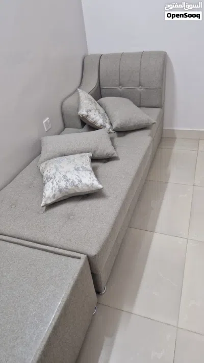 طقم كنب كامل مثل الواضح في الصورة مع مستلزماته 2