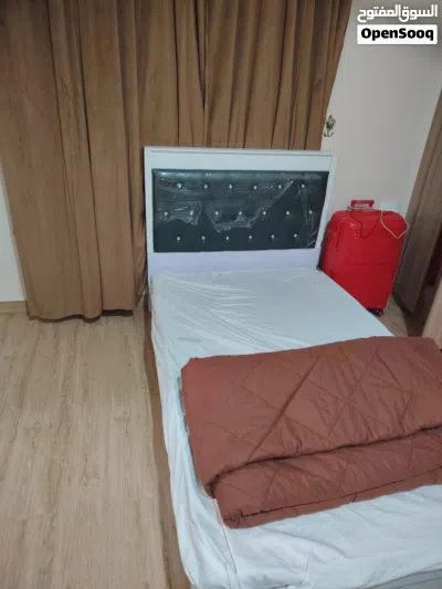 سرير جديد وبحاله جيده بعده ف الضمان ومرتبه طبيه وطاوله زجاج 4