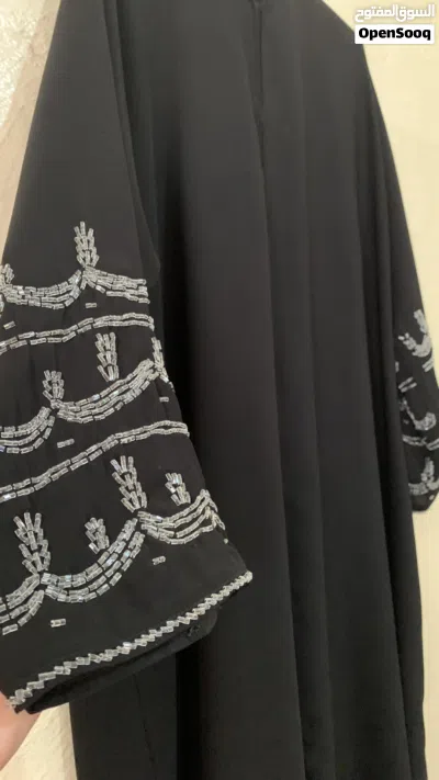 عبايه سوداء بتطريز ابيض الأكمام للتواصل عبر الرقم 3