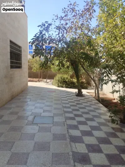 بيت للبيع بداعي السفر مادبا قرب صيدليه افاق البناء 210 دوبلس امريكي الواجه حجر عمر البناء عشر سنوات 2