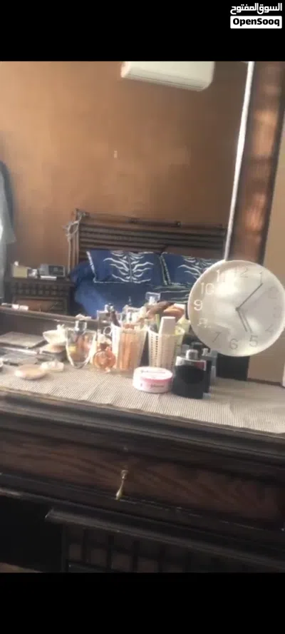 غرفه نوم بحاله حيده جدا لون بني خشب صولد تخت كينغ كمودينتين خزانه اربع ابواب اثنين سحاب مع مرايه 2