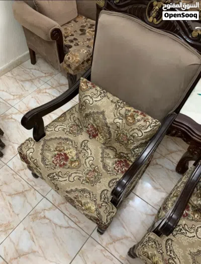 طقم كنب لغرفة ضيوف من 7 مقاعد، و ساعة خشبية أرضية. 4