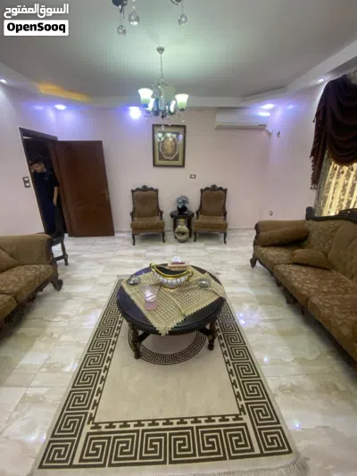 شقة بمساحه واسعة مميزة في منطقة الياسمين 375 دينار مع بلكونة وكراج 3